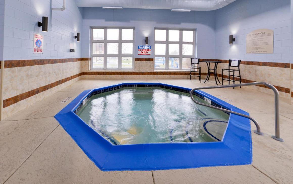 Holiday Inn Express Wixom By Ihg Zewnętrze zdjęcie